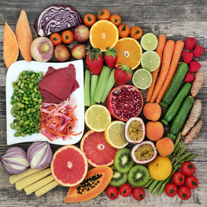 健康饮食的概念与大量选择水果，蔬菜，肉类和香料。 富含蛋白质膳食纤维维生素和蒽酮的保健食品。 上面的风景。
