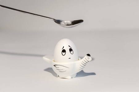 小而漂亮的蛋害怕从上面伸出一个若隐若现的勺子，抬头看，害怕一个鸡蛋在彩绘的眼睛里悲伤