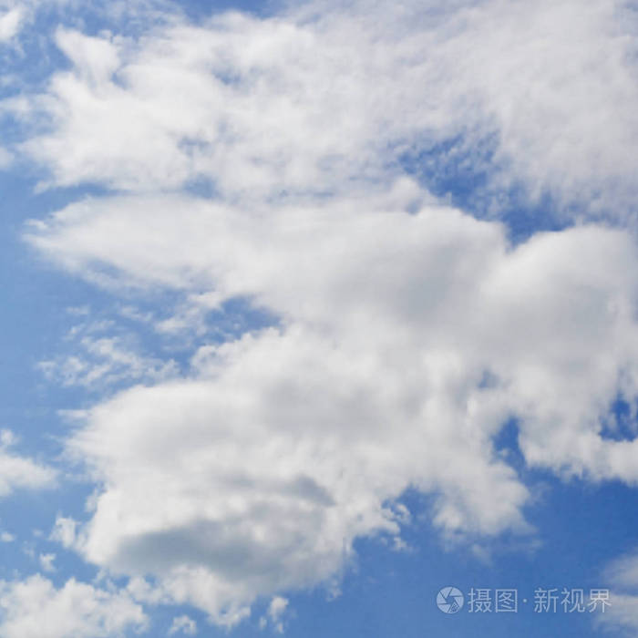 抽象模糊的蓝天背景。 矢量图。 模糊梯度网格天空与云
