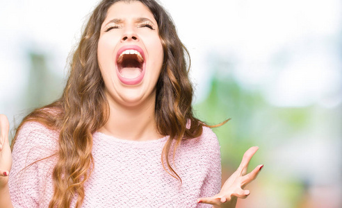 漂亮的女人大喊图片