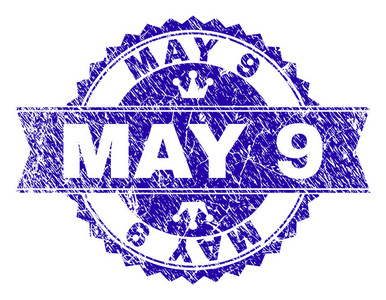 5月9日玫瑰花印章印与遇险风格。 设计有圆形玫瑰花带和小冠。 蓝色矢量橡胶水印5月9日标题与格朗格风格。
