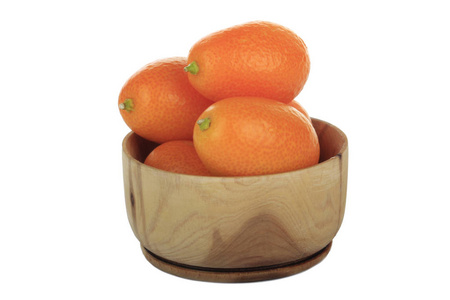 一堆新鲜的金橘果实放在木碗里