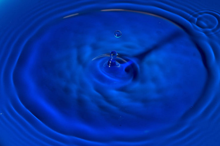 蓝色的水溅，抽象的背景