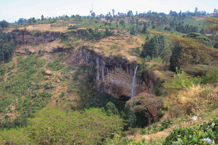 高高而瘦瘦的西皮瀑布在乌干达的岩石中流淌
