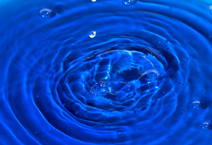蓝色的水溅，抽象的背景