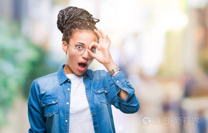 眼镜在孤立的背景下做着好的手势惊讶的脸眼睛透过手指看不相信的表情