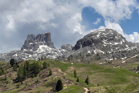 春山，全景白雪皑皑的意大利阿尔卑斯山山峰。多洛米茨，阿尔卑斯山，意大利，特伦蒂诺阿尔托阿迪格。