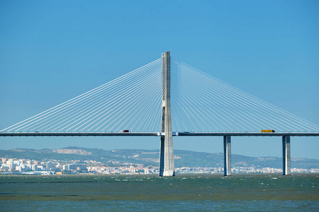 伽马瓦斯科达伽马大桥在白天从侧面近距离拍摄.葡萄牙里斯本摄影图