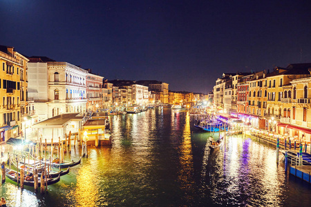 夜晚的威尼斯城市景观，水上五颜六色的建筑。地点为文本。意大利美女