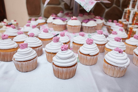美味的纸杯蛋糕，香草杯蛋糕，粉红色和白色奶油选择性聚焦紧密