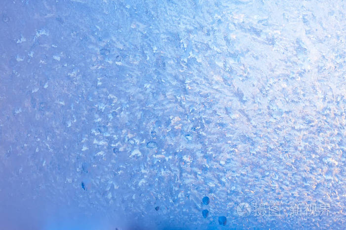 背景为冷冻窗玻璃,霜冻和寒冷,纹理为蓝色,复制空间