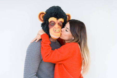 有趣的年轻夫妇男朋友戴着猴子面具疯狂和白痴的爱情关系