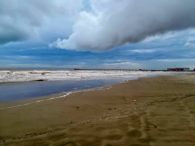 在地中海水域沐浴的细褐色沙滩