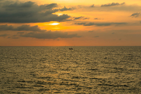 一艘船在日落时的剪影照片