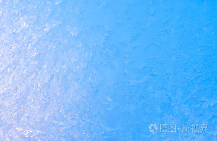 冷冻窗玻璃背景，蓝色复制空间中强烈的霜冻和寒冷的纹理