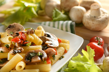 意大利面食和蘑菇和各种蔬菜意大利食品特写