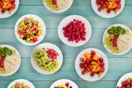 水果饮食。 木制背景上盘子上的水果。 健康的食物。