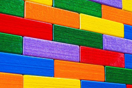 背景与五颜六色的形状木块. 彩色墙玩具彩色木砖. 多色木块.照片