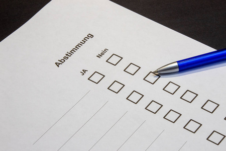 多个选择问卷投票多个选择框是的,不是德语,黑色背景,钢笔.照片