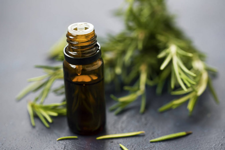 迷迭香油芳香精油瓶,草药和食品调味品,天然草本植物油提取物照片
