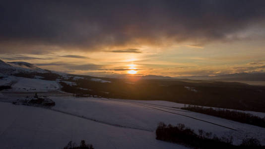 日落在冬天山风景。从上面鸟图