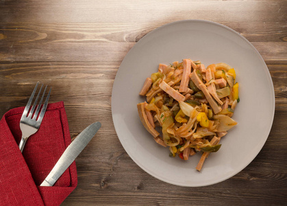 木制背景的盘子上的柏林沙拉。 沙拉来自香肠黄瓜胡椒顶部视图。