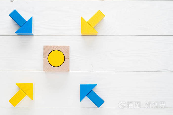 四支木箭向中心目标汇合复制空间顶部视图平躺指向物体的箭头目标的