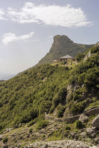 在阳光明媚的日子里，夏天有一座巨大而雄伟的山脉希腊地区。