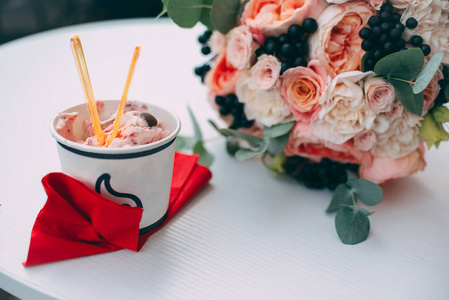 白色桌子上美丽的婚礼花束玫瑰
