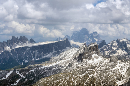 春山全景，意大利阿尔卑斯山白雪覆盖的山峰。 白云石阿尔卑斯山意大利特伦蒂诺阿尔托阿吉。