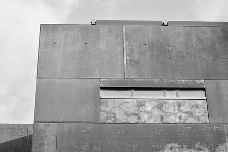 现代建筑，有生锈的立面外观。 黑白的。