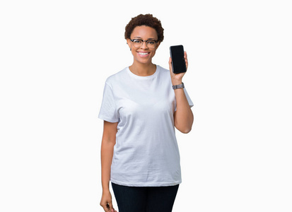 年轻的非洲裔美国妇女展示智能手机屏幕在孤立的背景，快乐的脸站着，微笑着，自信的微笑，露出牙齿