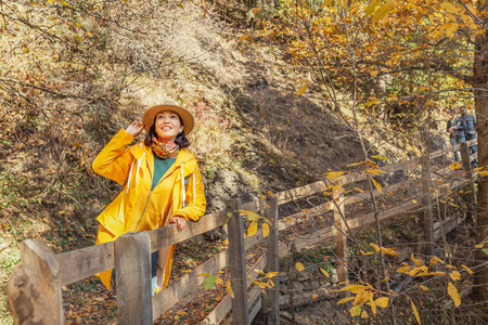 快乐的亚洲女人徒步旅行秋林