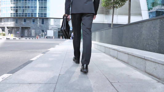 穿西装的商人走路的后视图图片