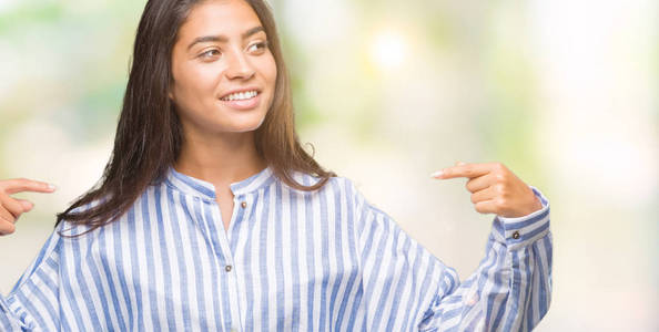 年轻美丽的阿拉伯女人在孤立的背景上，自信地微笑着，用手指指着自己，骄傲和快乐。