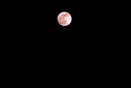 漆黑的午夜漆黑的夜晚,没有星星的天空和满月照片