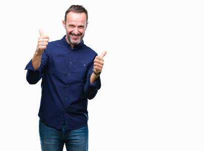 中年老汉过孤立的背景成功标志做积极的手势,用手竖起大拇指,微笑和