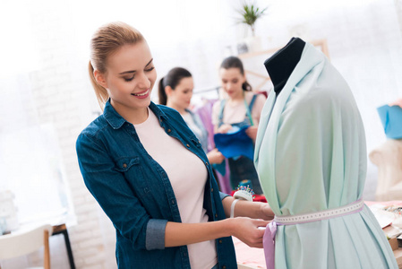 其中一个正在测量新衣服照片