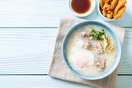 碗中的粥和肉末亚洲早餐风格