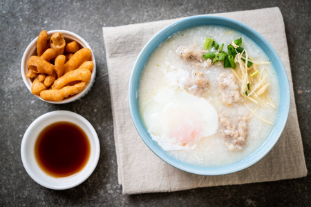 碗中的粥和肉末亚洲早餐风格