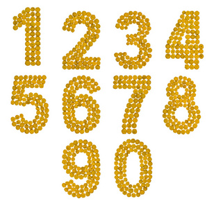 从白色背景上分离的坦西天然黄花中提取的一组阿拉伯数字