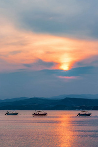 希腊哈尔基迪基的地中海日落景观和船只