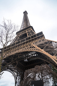 巴黎的埃菲尔铁塔射向天空。