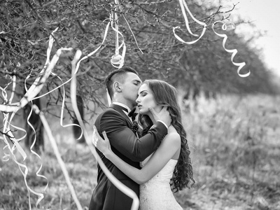 新婚夫妇和树上的丝带