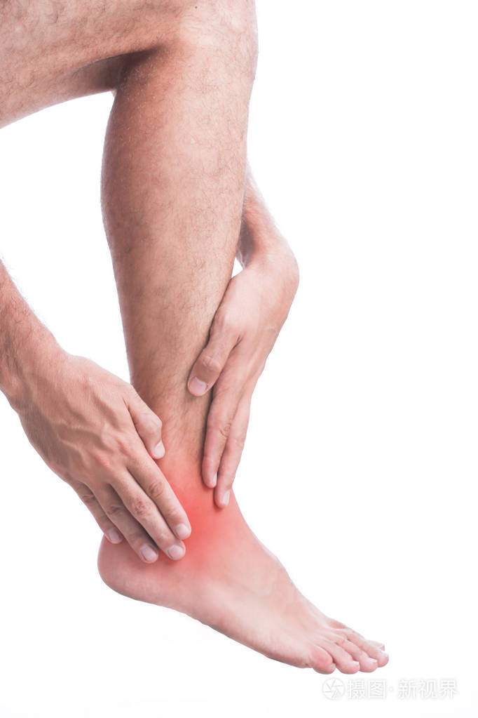 有脚踝疼痛的年轻人摄影棚