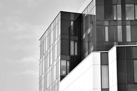 现代办公楼的立面碎片。 具有抽象纹理的玻璃墙外部。 黑白的。