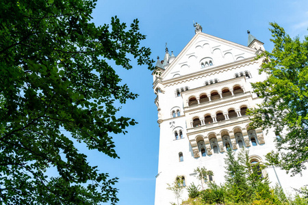德国巴伐利亚阿尔卑斯山脉内乌斯钦斯坦城堡的美丽建筑，蓝天