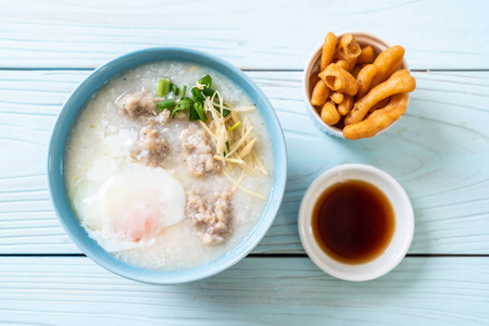 碗中的粥和肉末亚洲早餐风格