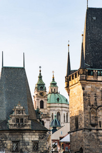 布拉格与圣尼古拉斯教堂, 马拉斯特拉纳 布拉格小镇 通过马洛斯特兰斯基塔的拱门。五颜六色的老城区的看法。垂直拍摄
