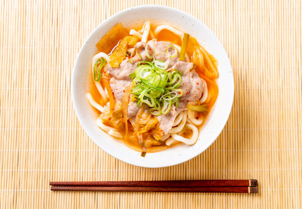乌登拉面与猪肉和泡菜韩国和日本食品风格
